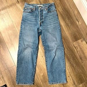 Levi Denim size 28 inseam 27.  Great condition.